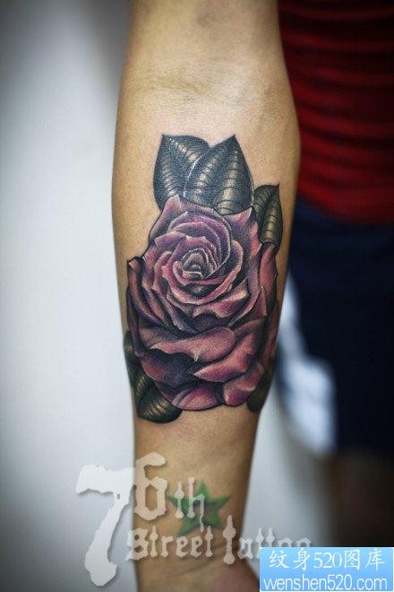 手臂精美流行的玫瑰花纹身图片