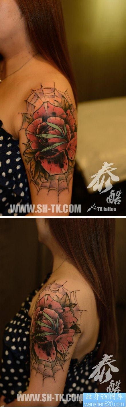 女人手臂精美流行的玫瑰花纹身图片