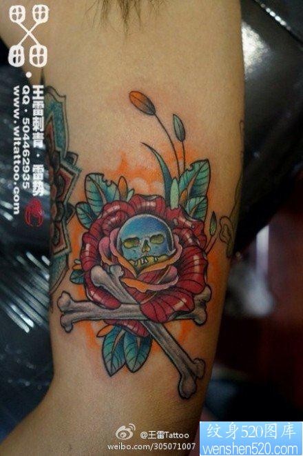 手臂内侧一张精美的玫瑰花纹身图片