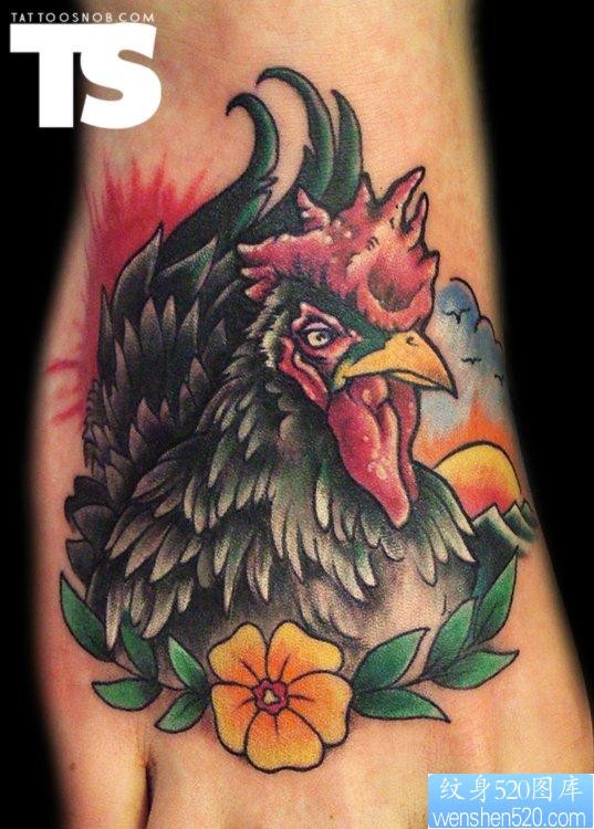 脚背上一张有趣的公鸡纹身图片