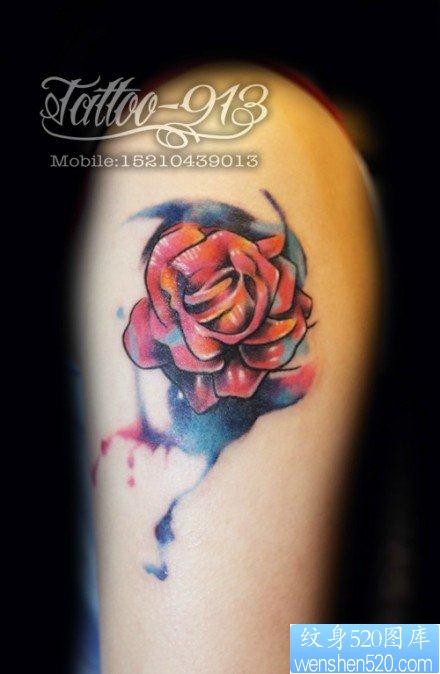 手臂前卫精美的玫瑰花纹身图片