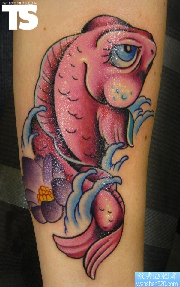 欣赏一张可爱的金鱼纹身图案