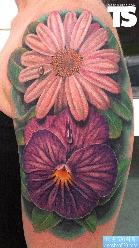 大臂上一张鲜艳的菊花纹身图片
