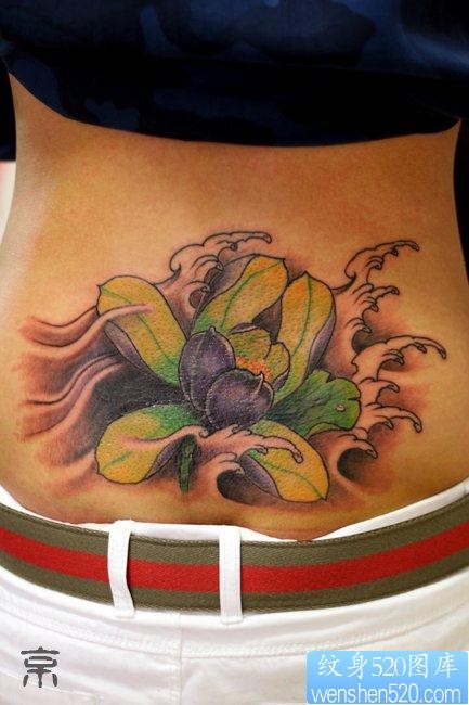女人后腰前卫流行的传统莲花纹身图片