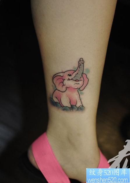脚踝上一张可爱的粉色小象纹身作品