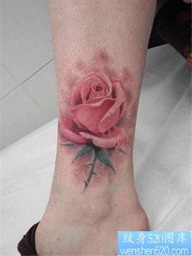 脚踝上一张超立体的玫瑰花纹身作品