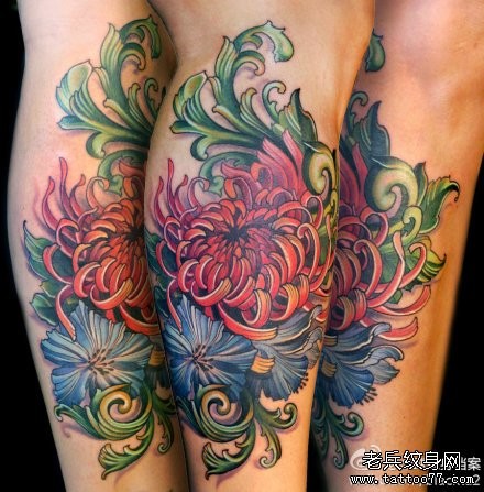 腿部前卫漂亮的彩色菊花纹身图片