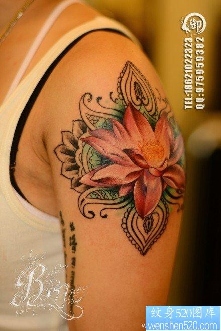 手臂精美流行的彩色莲花纹身图片