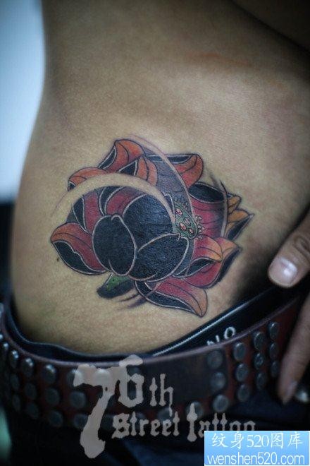 美女胯部唯美流行的莲花纹身图片