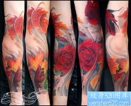 手臂前卫流行的玫瑰与枫叶纹身图片