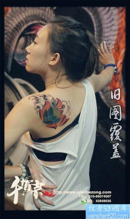 美女肩背前卫唯美的传统莲花纹身图片