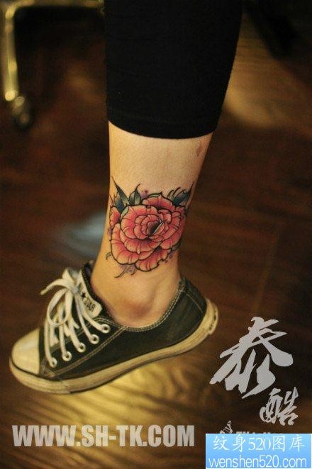 女人腿部漂亮前卫的玫瑰花纹身图片