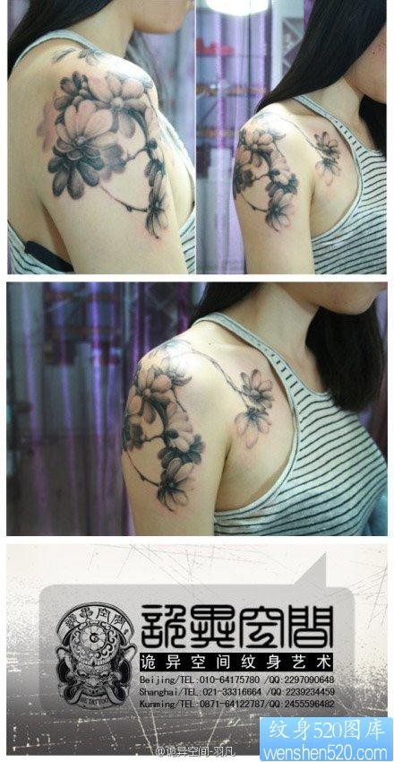 女人手臂肩膀漂亮唯美的黑白花卉纹身图片