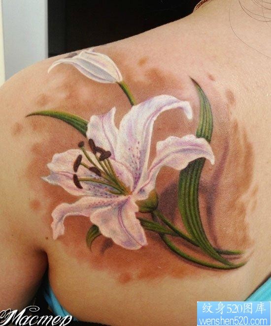 美女肩背写实精美的彩色百合花纹身图片