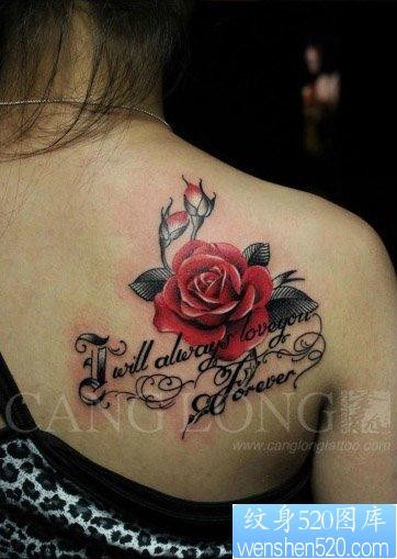 女人肩背前卫唯美的彩色玫瑰花纹身图片