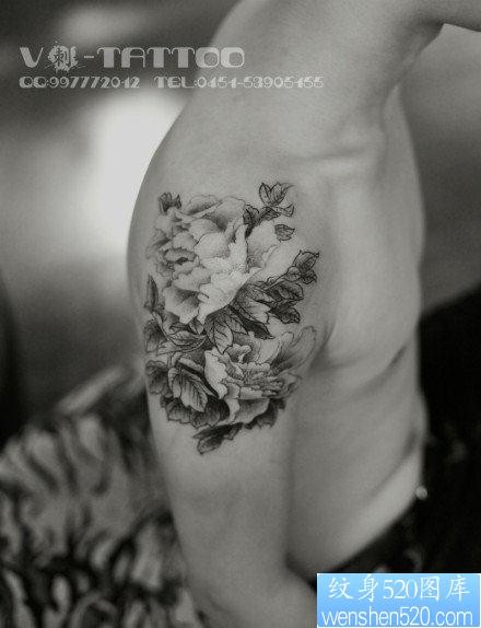 手臂唯美流行的黑白牡丹纹身图片