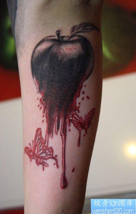 手臂流行很酷的一张苹果纹身图片