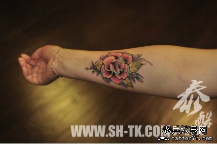 女人手臂前卫流行的彩色玫瑰纹身图片