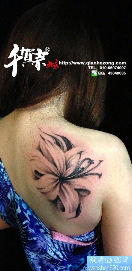 美女肩背唯美的黑白百合花纹身图片