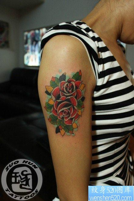 手臂流行经典的一张school玫瑰花纹身图片