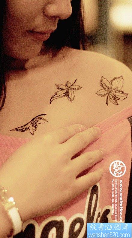 女人肩膀处流行经典的图腾树叶纹身图片