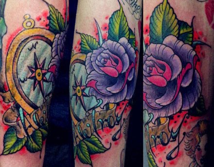 女人手臂前卫school风格的玫瑰花纹身图片
