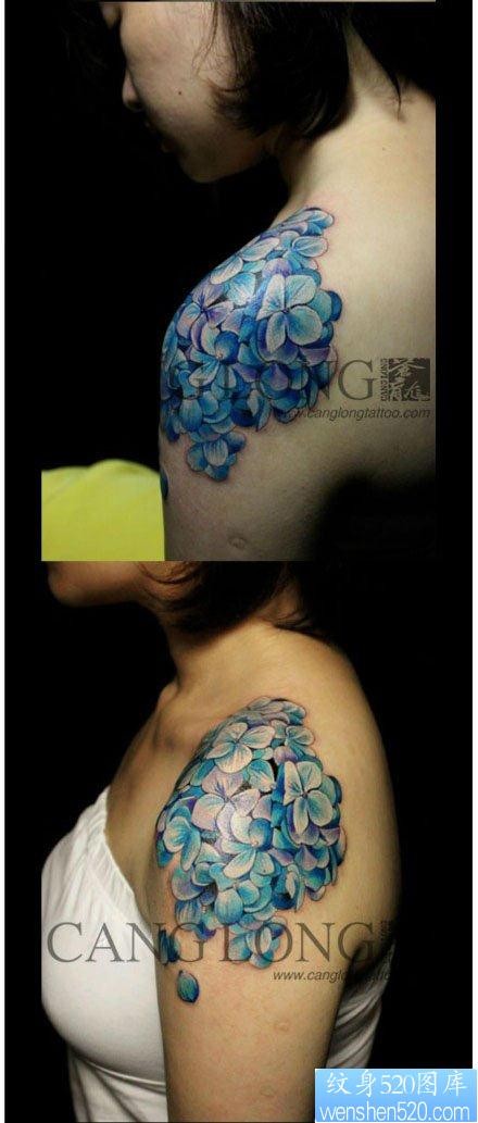 女人手臂漂亮好看的锦球花纹身图片