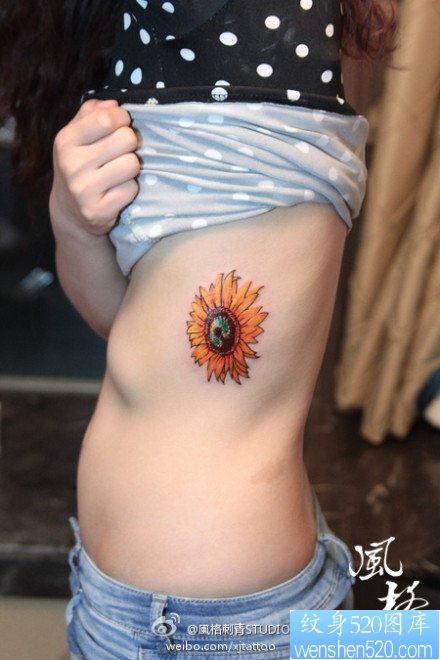 女人侧肋唯美经典的向日葵花纹身图片