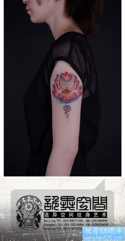 女人手臂漂亮唯美的彩色莲花纹身图片
