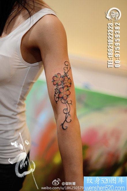 女人手臂漂亮前卫的彩色樱花纹身图片