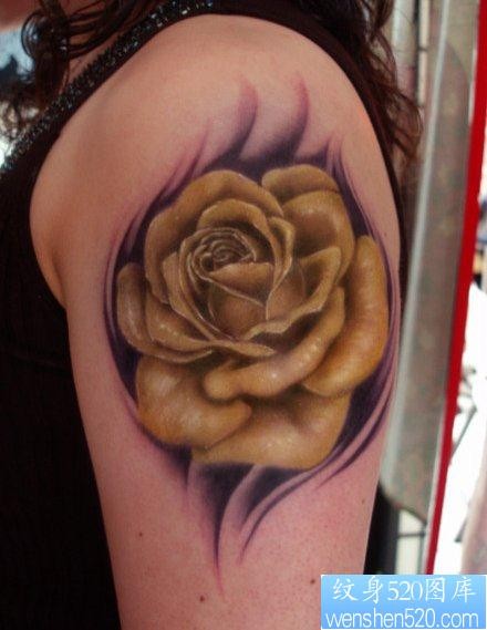 女人手臂漂亮前卫的一张黄玫瑰纹身图片