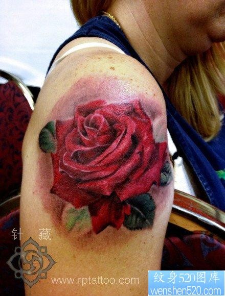 手臂漂亮流行的彩色玫瑰花纹身图片