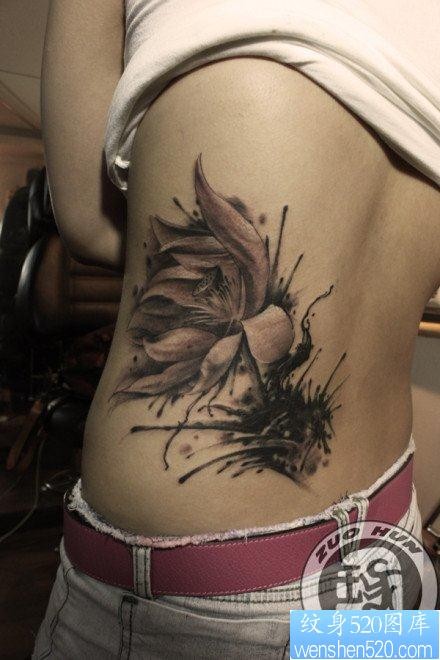 女人腰部唯美前卫的黑白莲花纹身图片