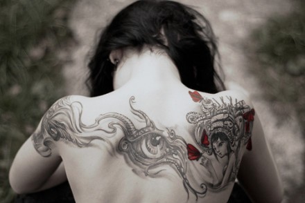 女性背部图腾抽象刺青