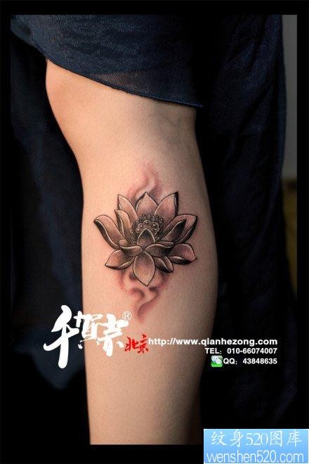 手臂唯美流行的一张黑白莲花纹身图片