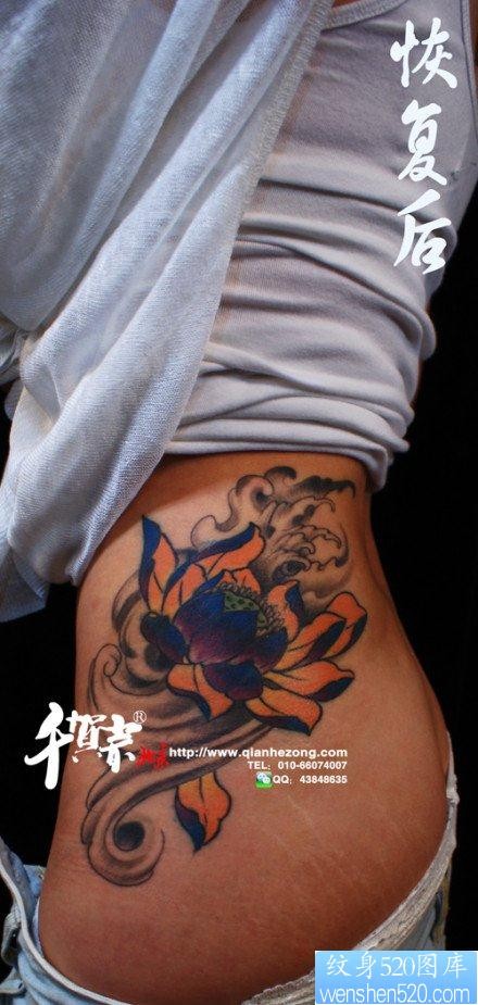 美女腰部唯美流行的传统莲花纹身图片