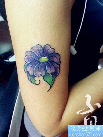 女人手臂唯美漂亮的小花卉纹身图片
