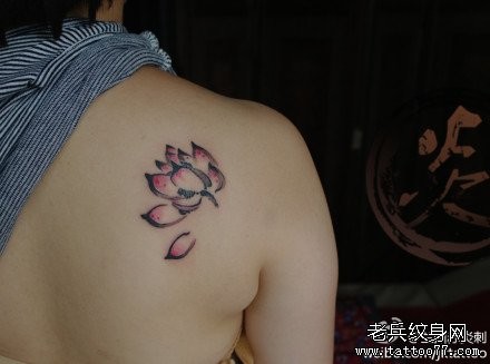 肩背唯美好看的水墨莲花纹身图片