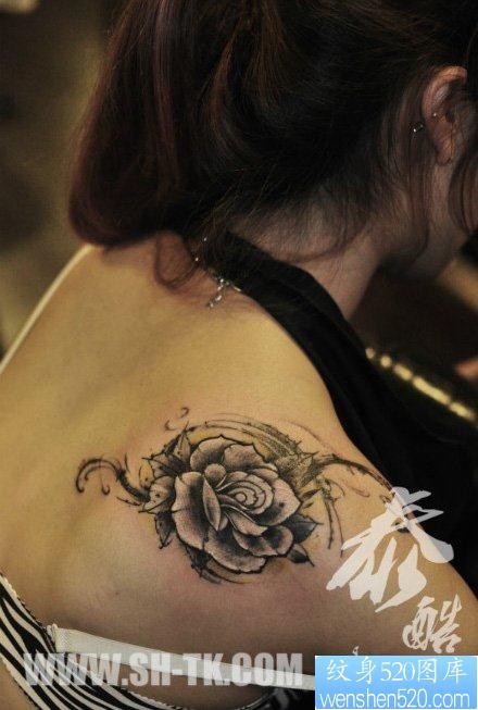 美女肩膀处唯美好看的黑白玫瑰花纹身图片