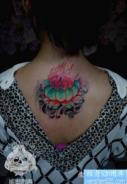 女人后背唯美前卫的彩色莲花纹身图片