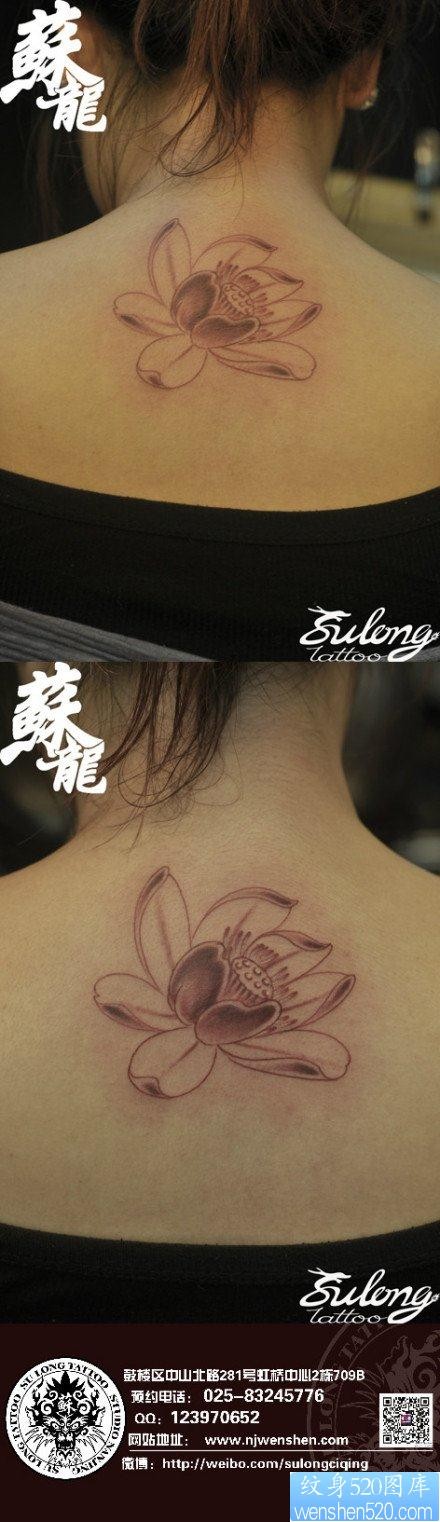 女人后背前卫简洁的莲花纹身图片