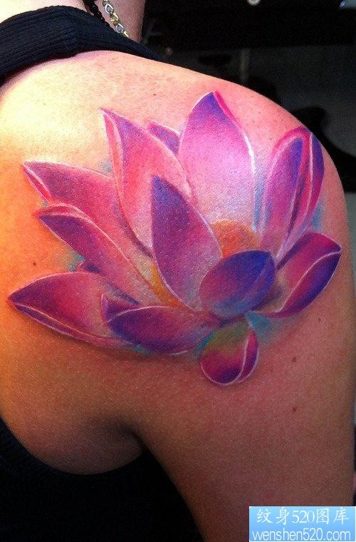 肩背前卫唯美的彩色莲花纹身图片