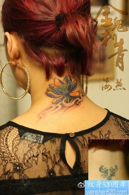 女人颈部一张传统彩色莲花纹身图片
