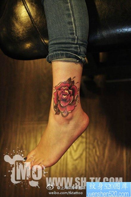 女人脚踝前卫流行的玫瑰花纹身图片