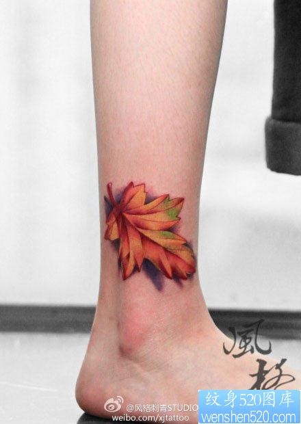 腿部漂亮精美的彩色树叶纹身图片