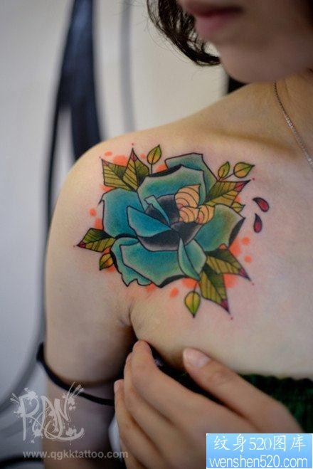 女人肩膀处漂亮前卫的玫瑰花纹身图片