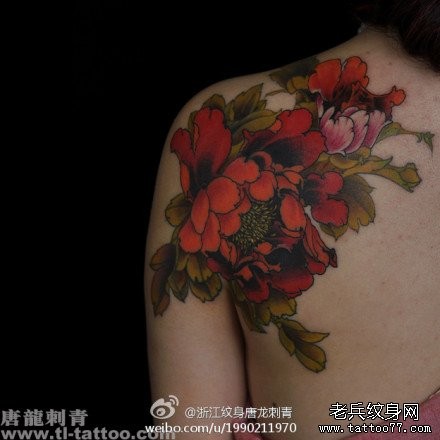 女性肩背唯美前卫的传统牡丹花纹身图片