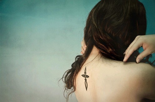 女性背部十字架图腾刺青