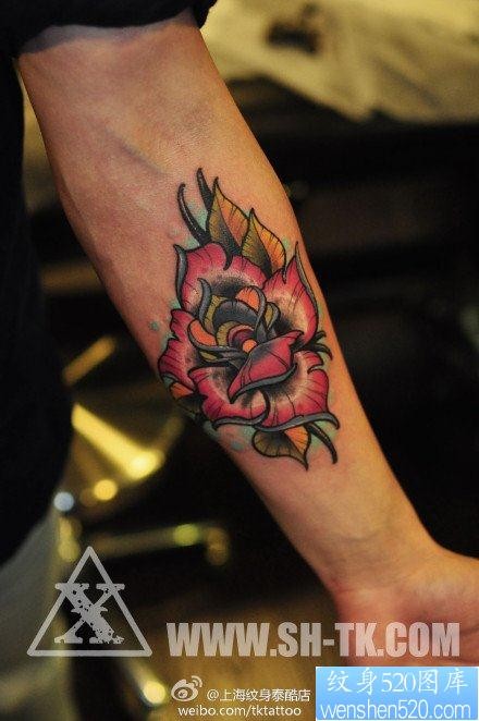 手臂漂亮前卫的玫瑰花纹身图片