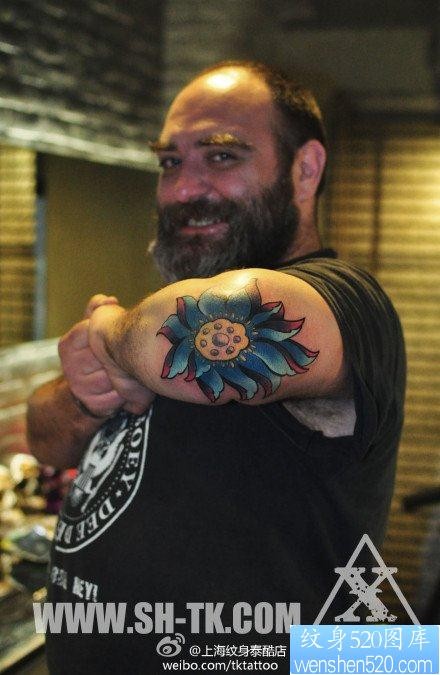 男生手臂流行超酷的彩色莲花纹身图片